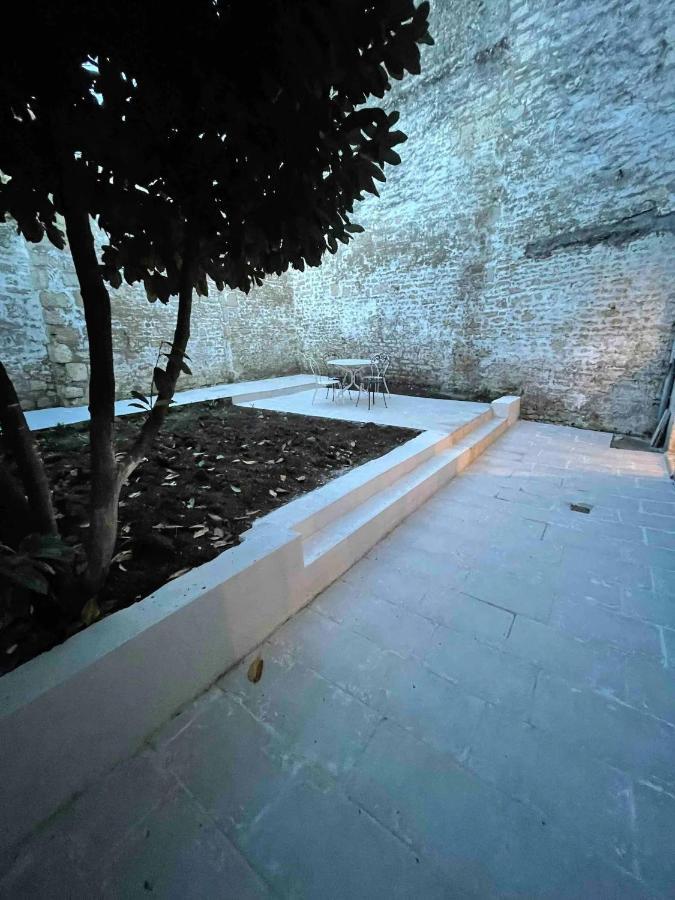 Le Jardin Niortais - Hyper Centre- Proche Gare - Paisible - Grand Jardin Prive, Wifi Hd -Netflix Appartement Buitenkant foto