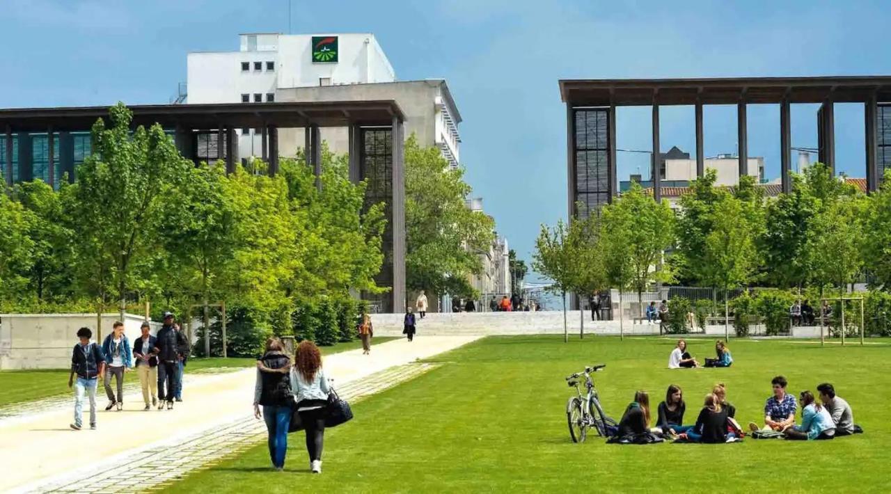 Le Jardin Niortais - Hyper Centre- Proche Gare - Paisible - Grand Jardin Prive, Wifi Hd -Netflix Appartement Buitenkant foto